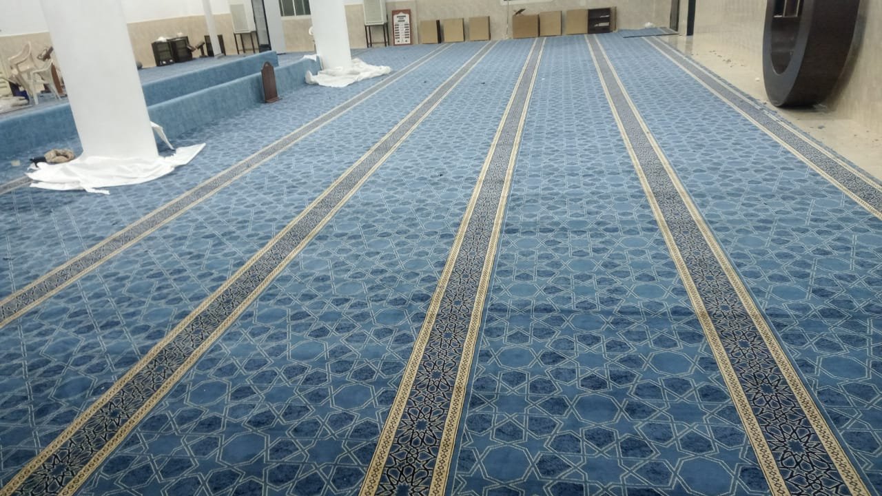تفاصيل خطوط الصلاة الواضحة في سجاد المسجد